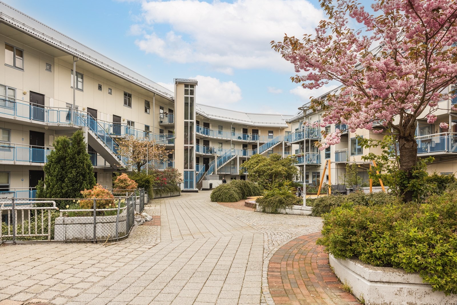 Mellom blokkene er det opparbeidet med lekeplass, sittegrupper og pen beplantning. Galleribilde