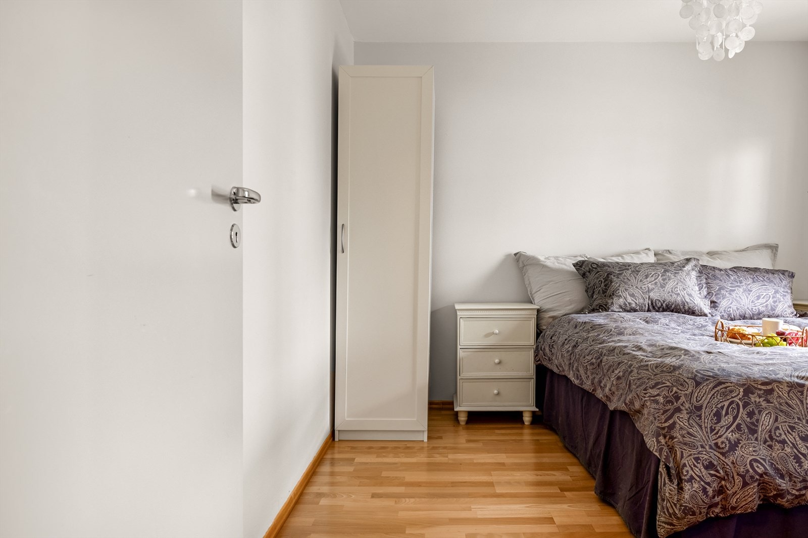 Rommet har en god størrelse med plass til innredning av dobbeltseng, garderobe og annet ønskelig soveromsmøblement. Galleribilde