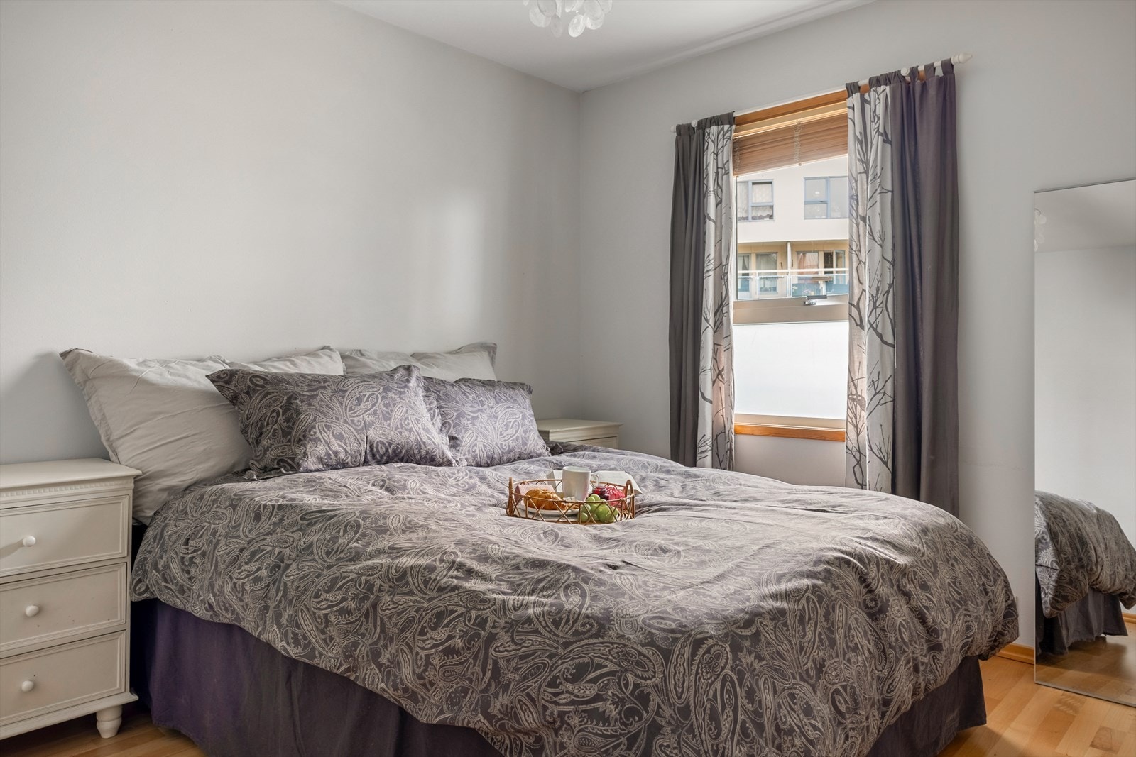 Leiligheten har et soverom på 11,4 m2. Galleribilde