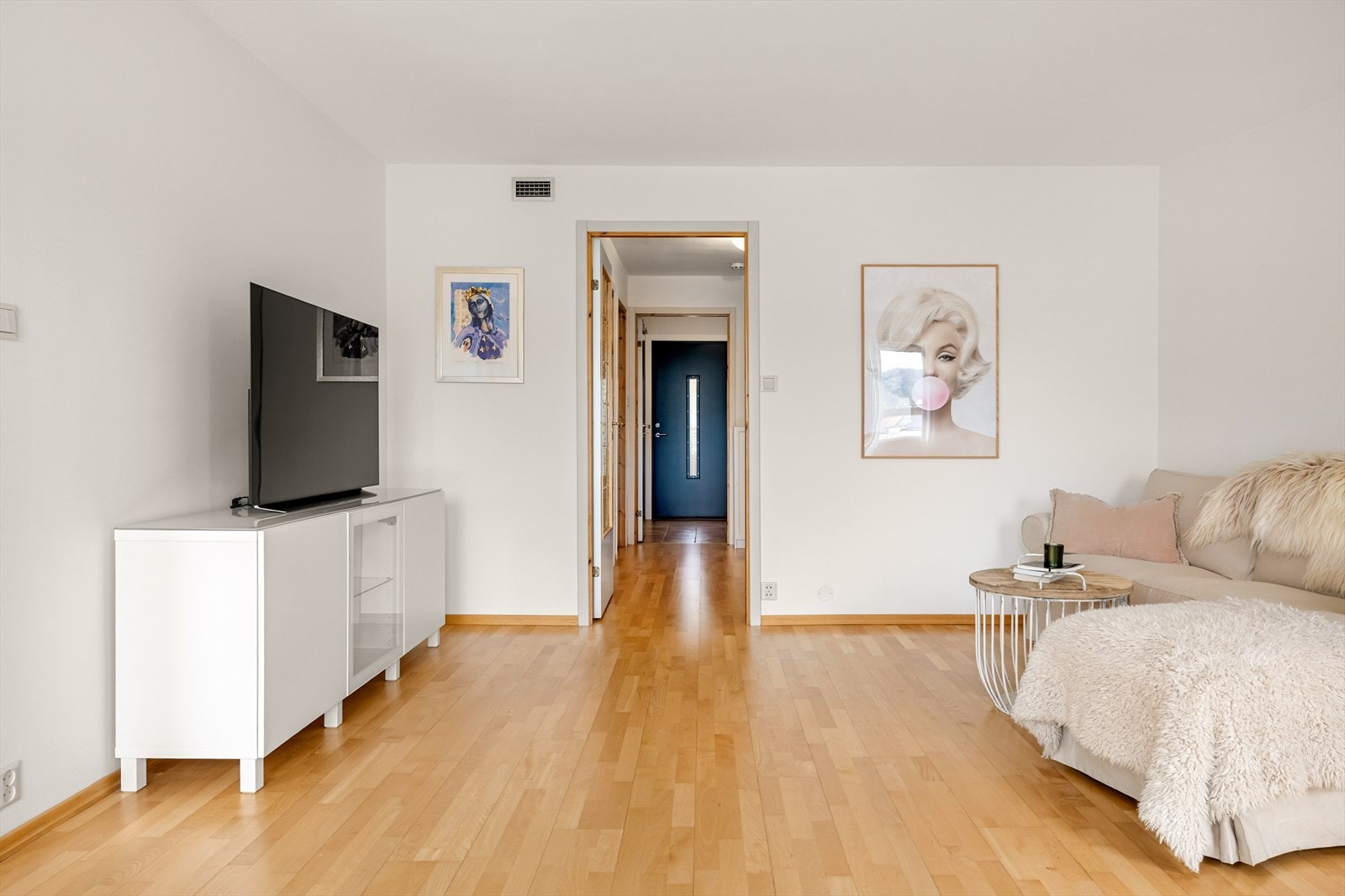 Stue sett mot gang. Flere som har tatt ned veggen mot hall slik at en får enda større stue Galleribilde