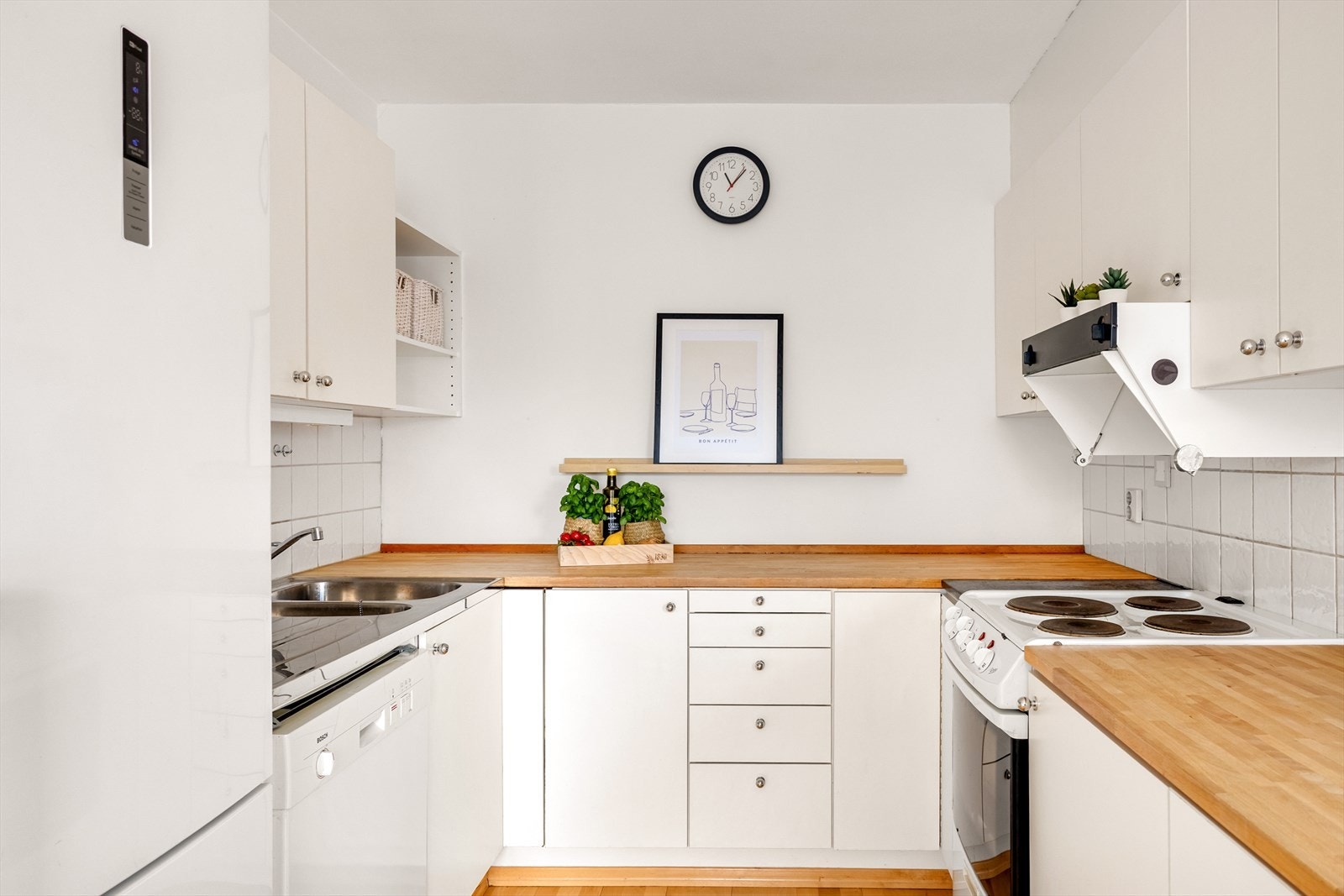 Kjøkkeninnredningen består av glatte fronter og benkeplate med nedfelt servant. Galleribilde