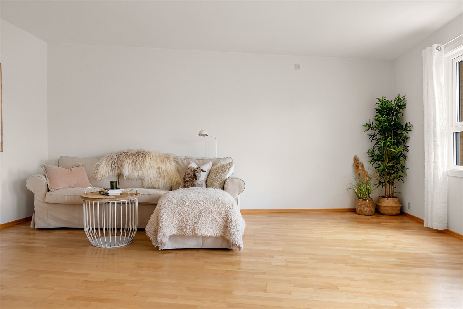 Stuen er i lyse og behagelige farger. Galleribilde