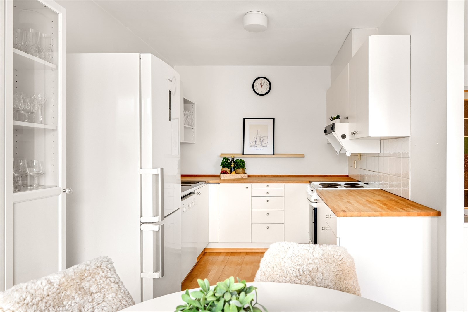 Lyst og trivelig kjøkkenløsning med god spiseplass og benkeplass. Galleribilde