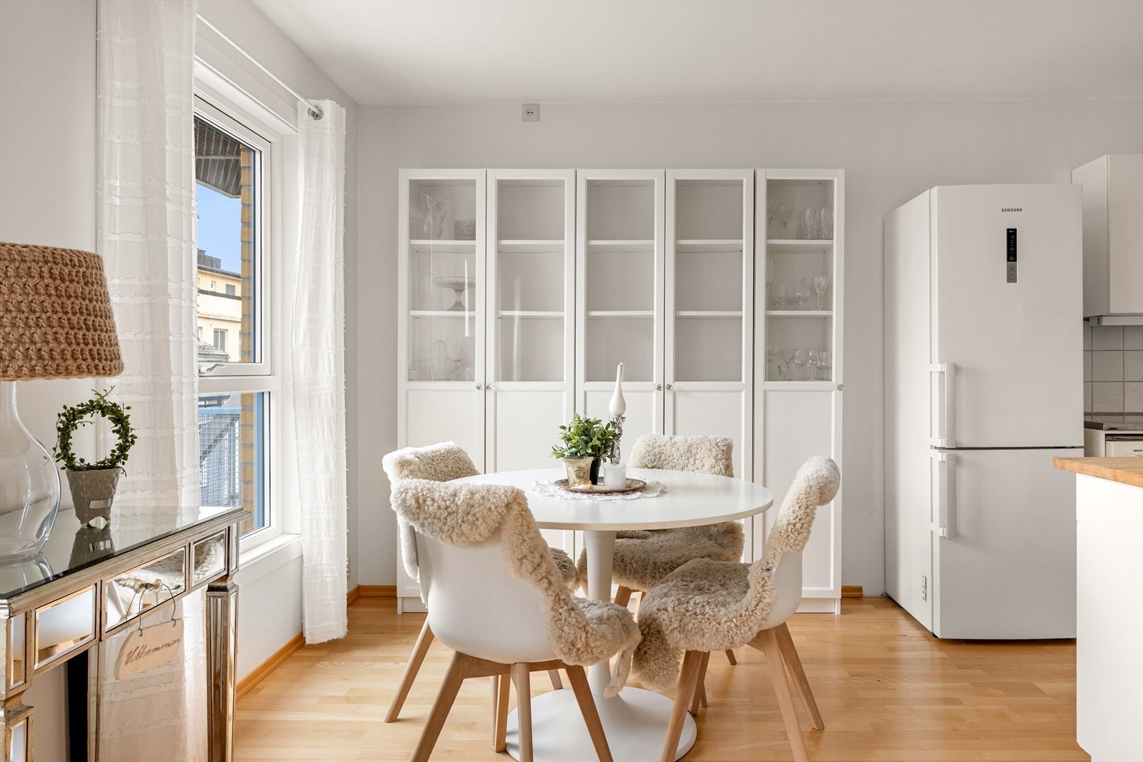 Spisebordet er naturlig plasser ved kjøkkenet. Galleribilde