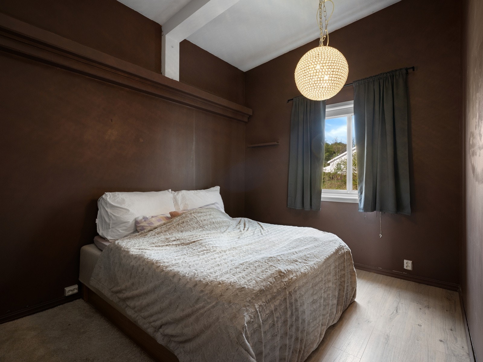 Romslig og godt soverom med ekstra takhøyde Galleribilde