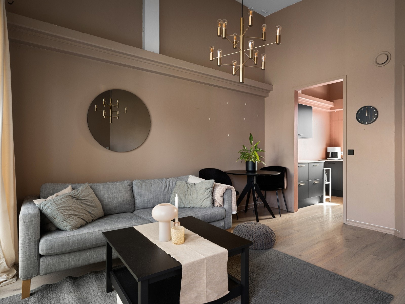 Stuen har god plass til både sofa og spisebord Galleribilde