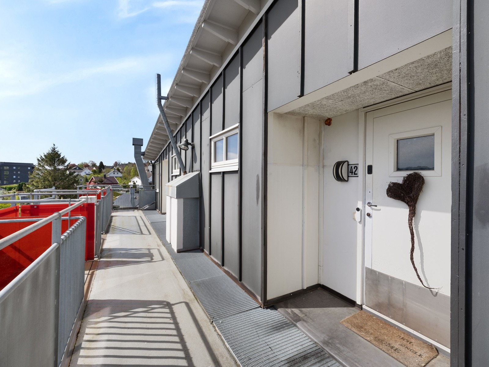 Morgensolen kan nytes ved inngangspartiet Galleribilde