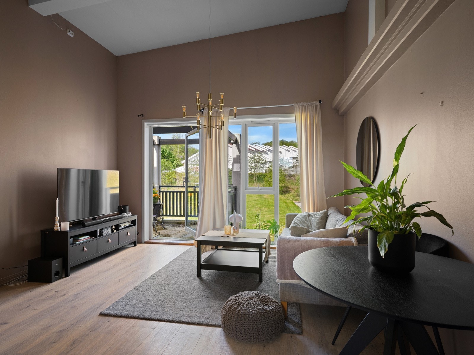 Pen 2-romsleilighet med store vindusflater og utgang til solrik balkong Galleribilde