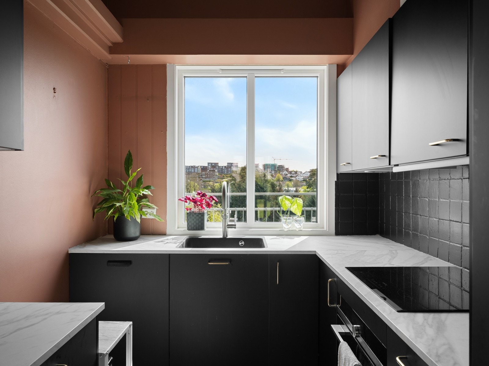 Kjøkkenet har integrerte hvitevarer som medfølger i handelen Galleribilde