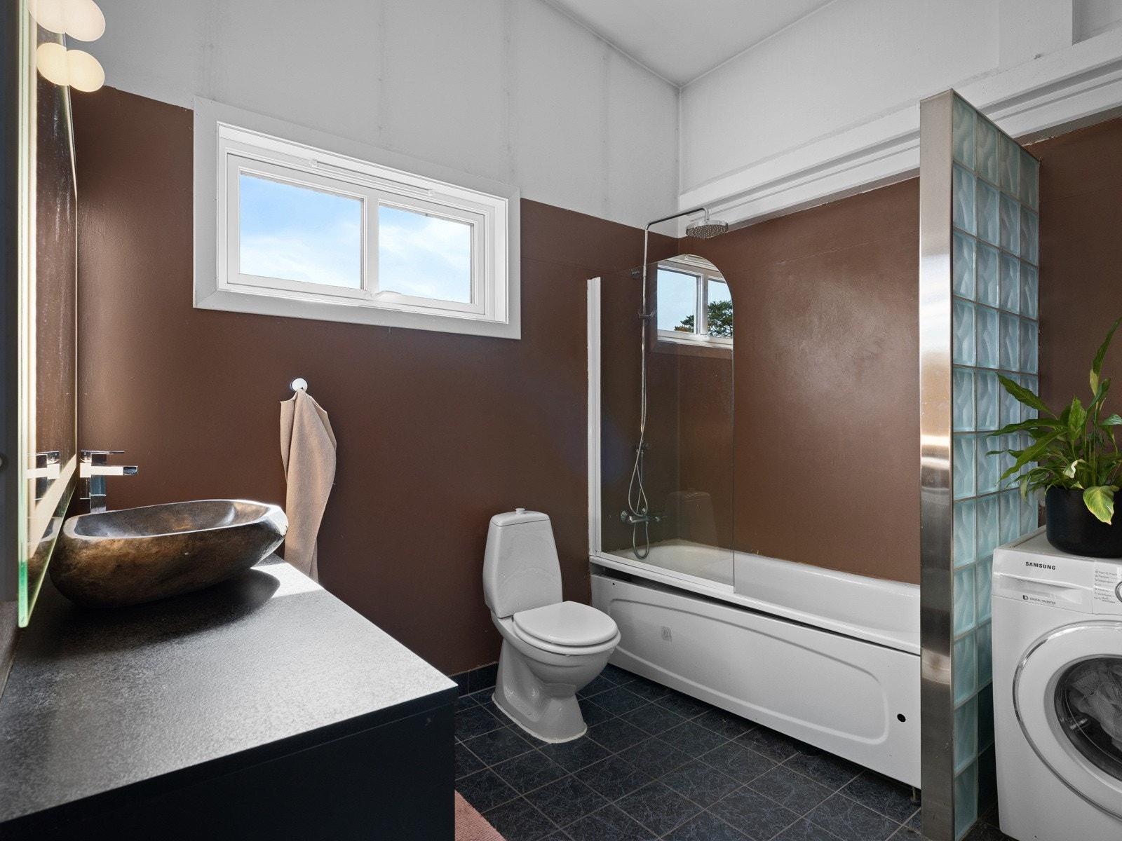 Baderom med fliser og varme i gulvet Galleribilde