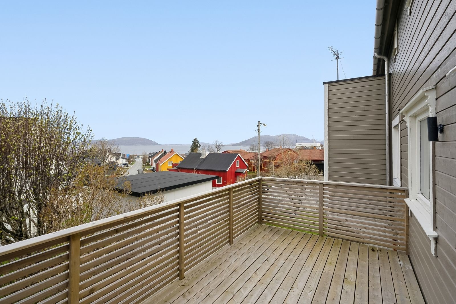 Nydelig utsikt over Alstenfjorden og en flott etrrasse til bruk på ettermiddag/kveld. Usjenert og tilbaketrukket. Galleribilde