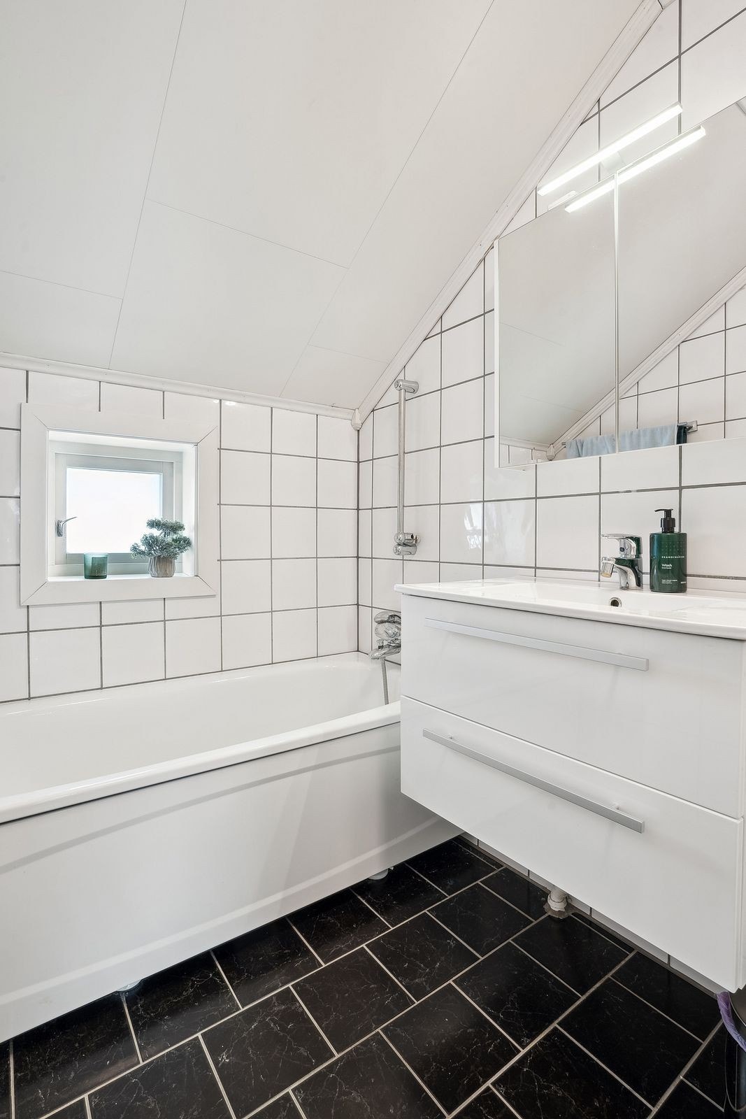 De 3 soverom og baderommet ligger i samme etasje som i en egen sone i boligen. Galleribilde