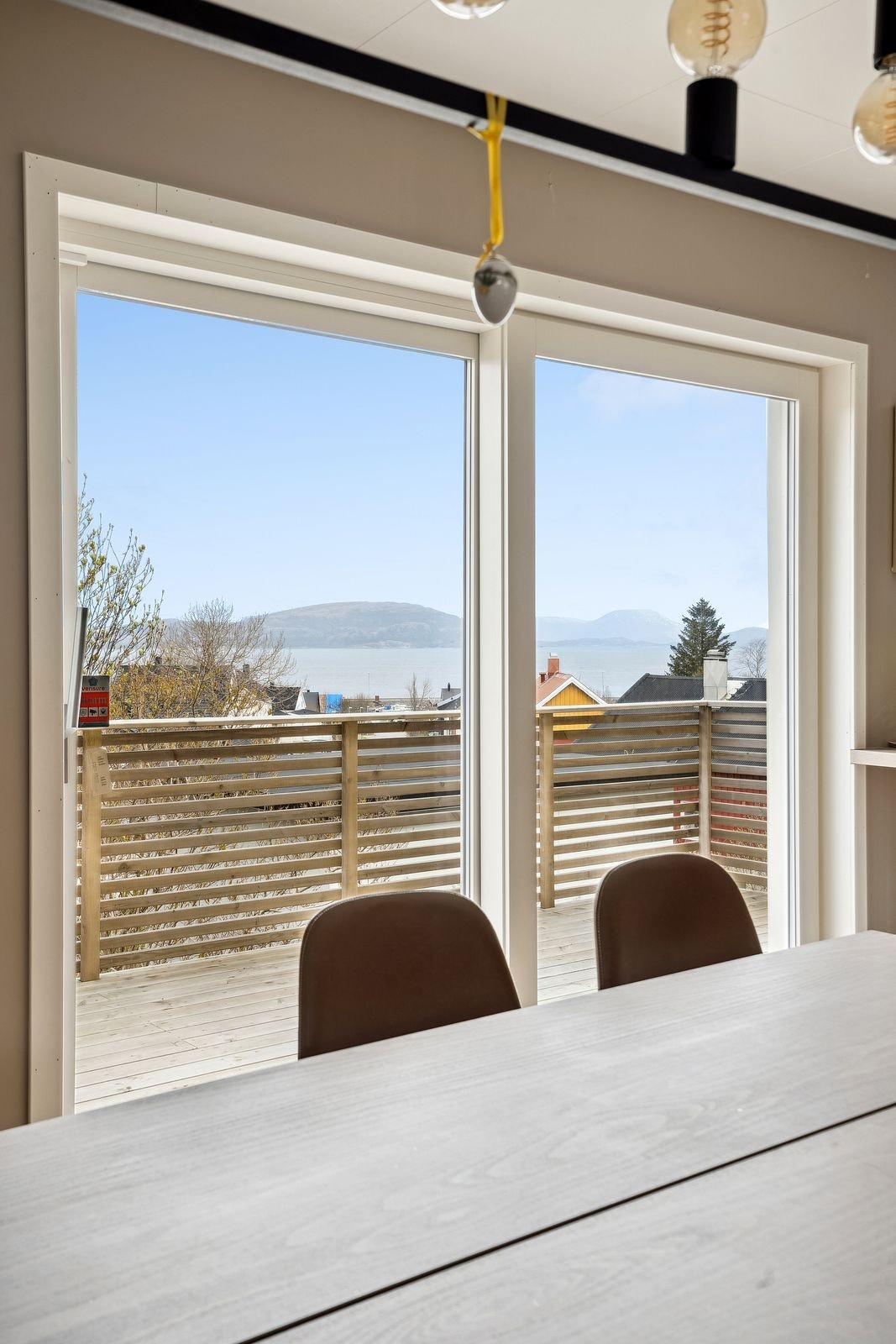 Stor skyvedør som fører ut til terrassen mot sjøen. Spisestua og stuen er enkel og møblere i soner. Galleribilde