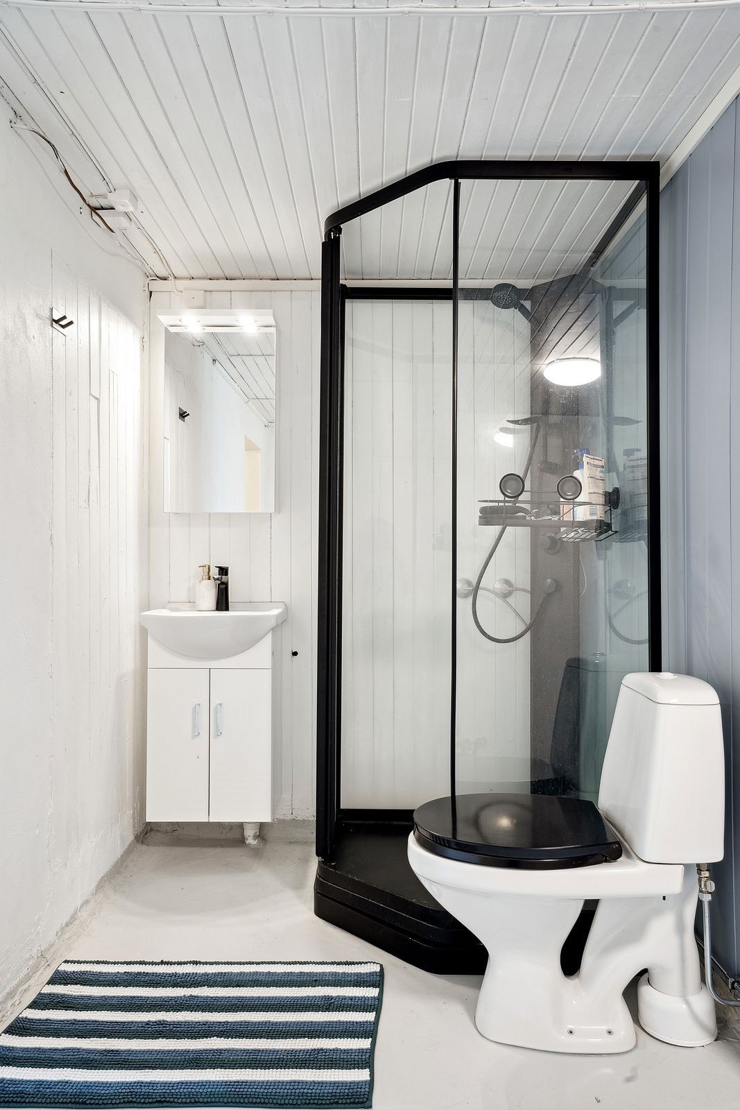 Badet på vaskerommet i kjeller. Galleribilde