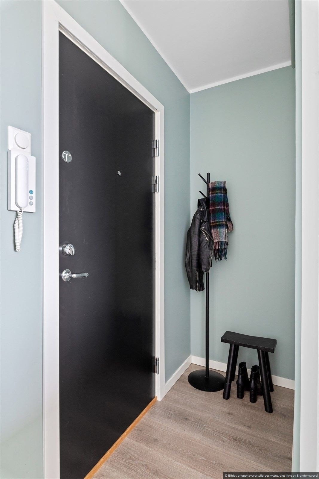 Innbydende entre med plass til å henge fra seg. Galleribilde