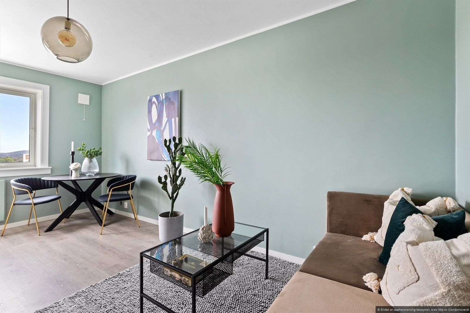 Oppholdsrom med meget effektiv planløsning og gode møbleringsmuligheter. Galleribilde