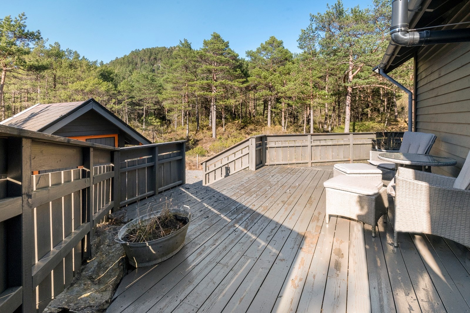 Her får du en privat beliggenhet og flere gode uteplasser. Terrassen er oppmålt 173 m² og strekker seg rundt fritidseiendommen og langs sørsiden er det god boltreplass Galleribilde