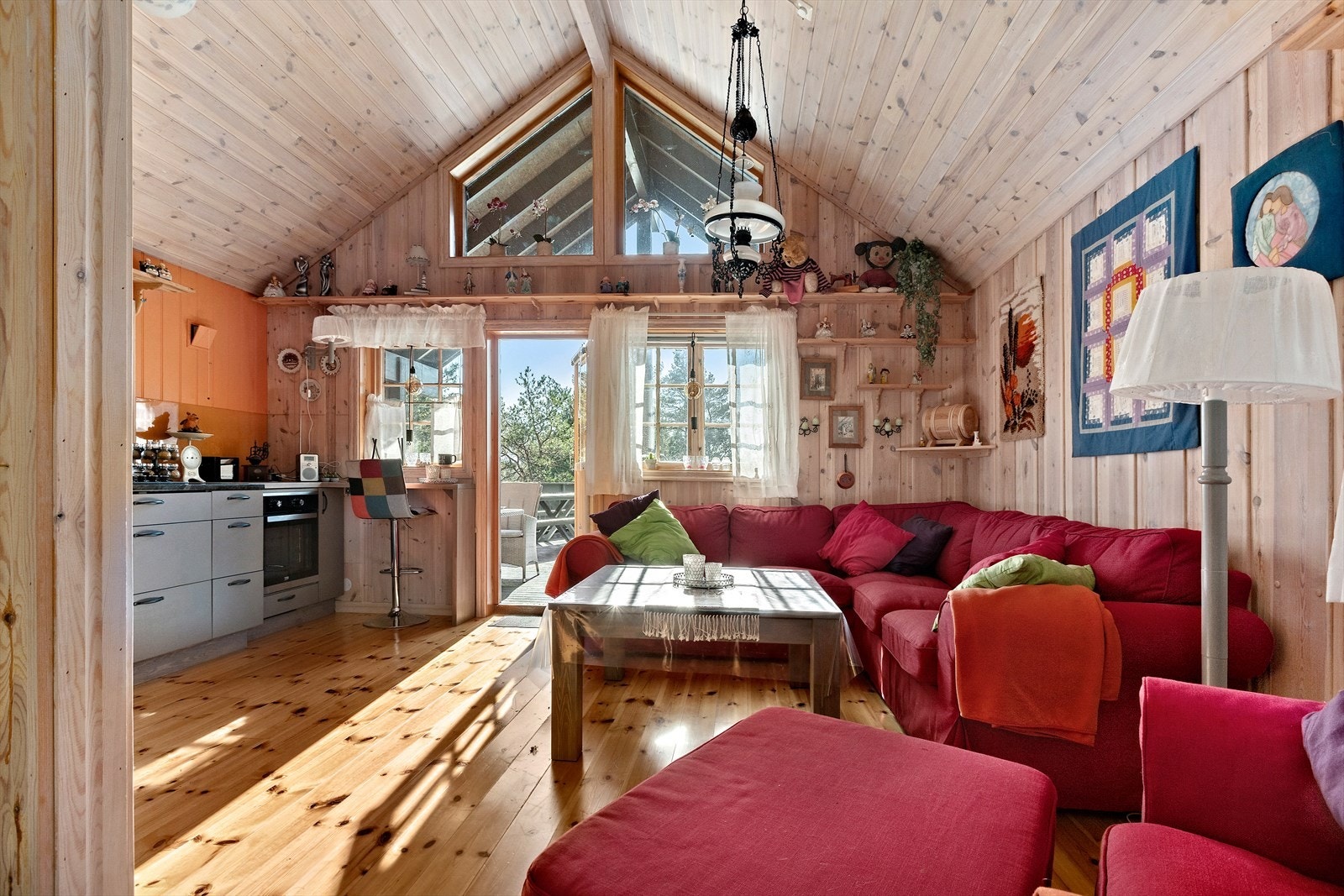 Til oppvarming er det montert Dovre vedovn med stålrør i mellom soverom og stue Galleribilde