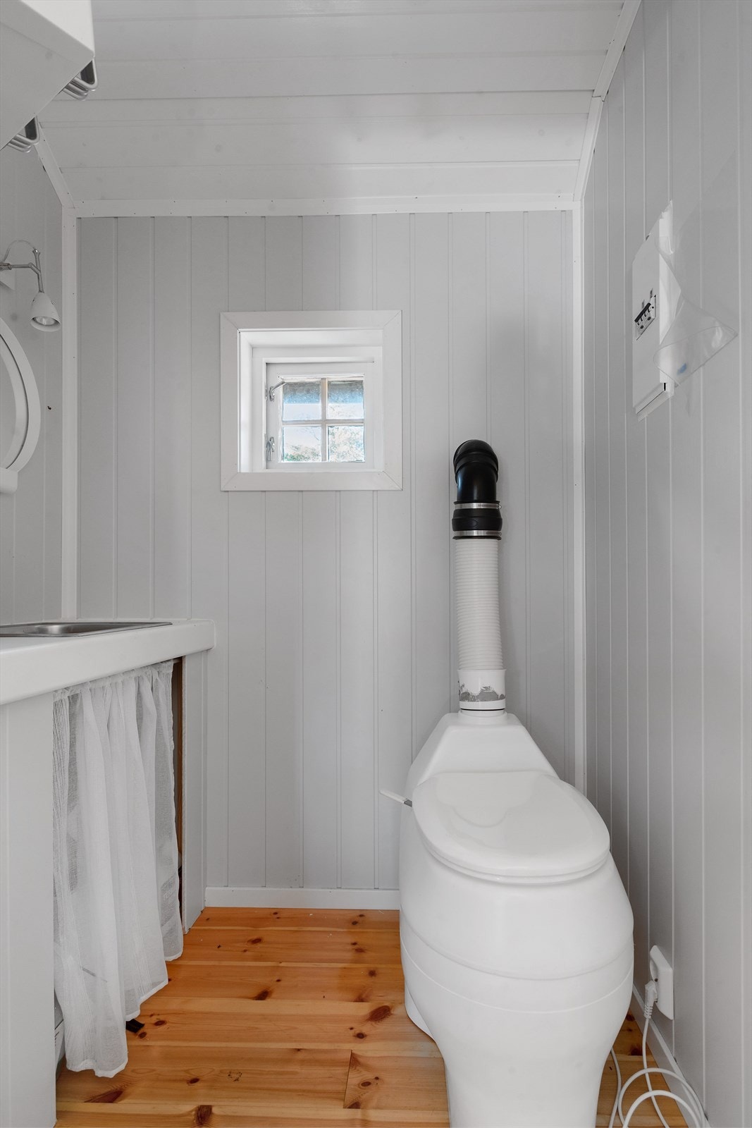 Bod er innredet og tatt i bruk som toalettrom. Rom er utstyrt med sikringsskap, biotoalett og utslagsvask. Det er ikke innlagt vann og avløp. slik at gråvann ledes ut i terrenget. Galleribilde