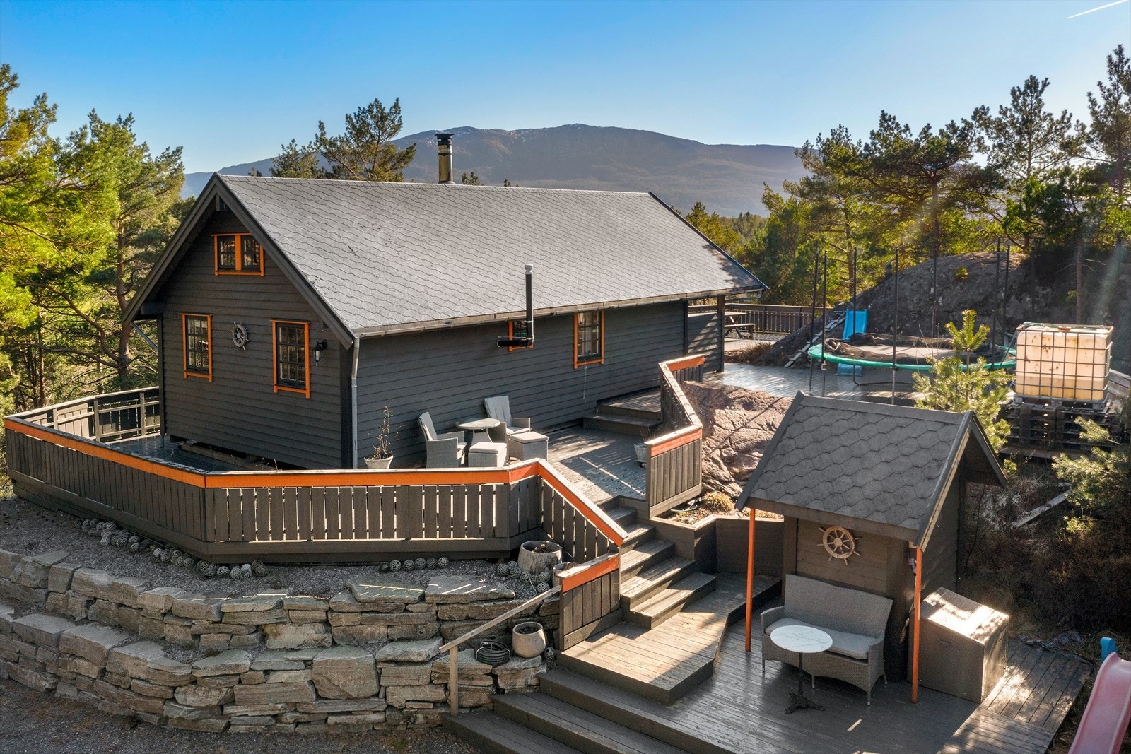 Fritidseiendommen ligger usjenert til og er plassert på et høydedrag i naturskjønne omgivelser Galleribilde