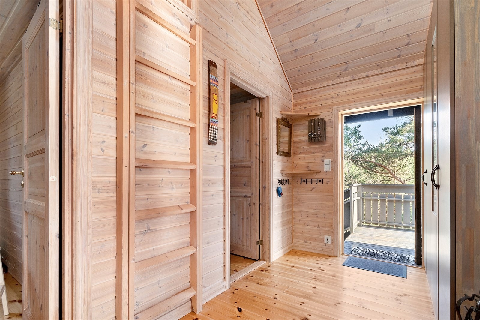 Hytten har en sjarmerende og flott stil med hvitlasert panel og lakkert furugulv. Galleribilde