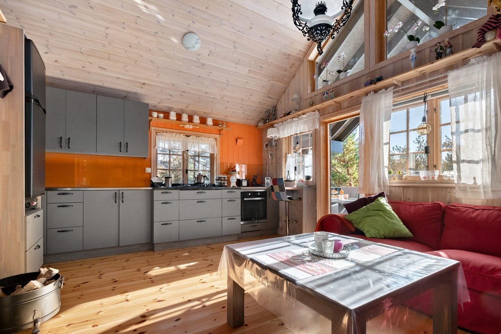 Den åpne løsningen gir plass til sittegruppe som også fungerer som spisegruppe. Sofa medfølger (utskiftbar trekk) og sofabord kan heves/utvides og brukes som spisegruppe Galleribilde