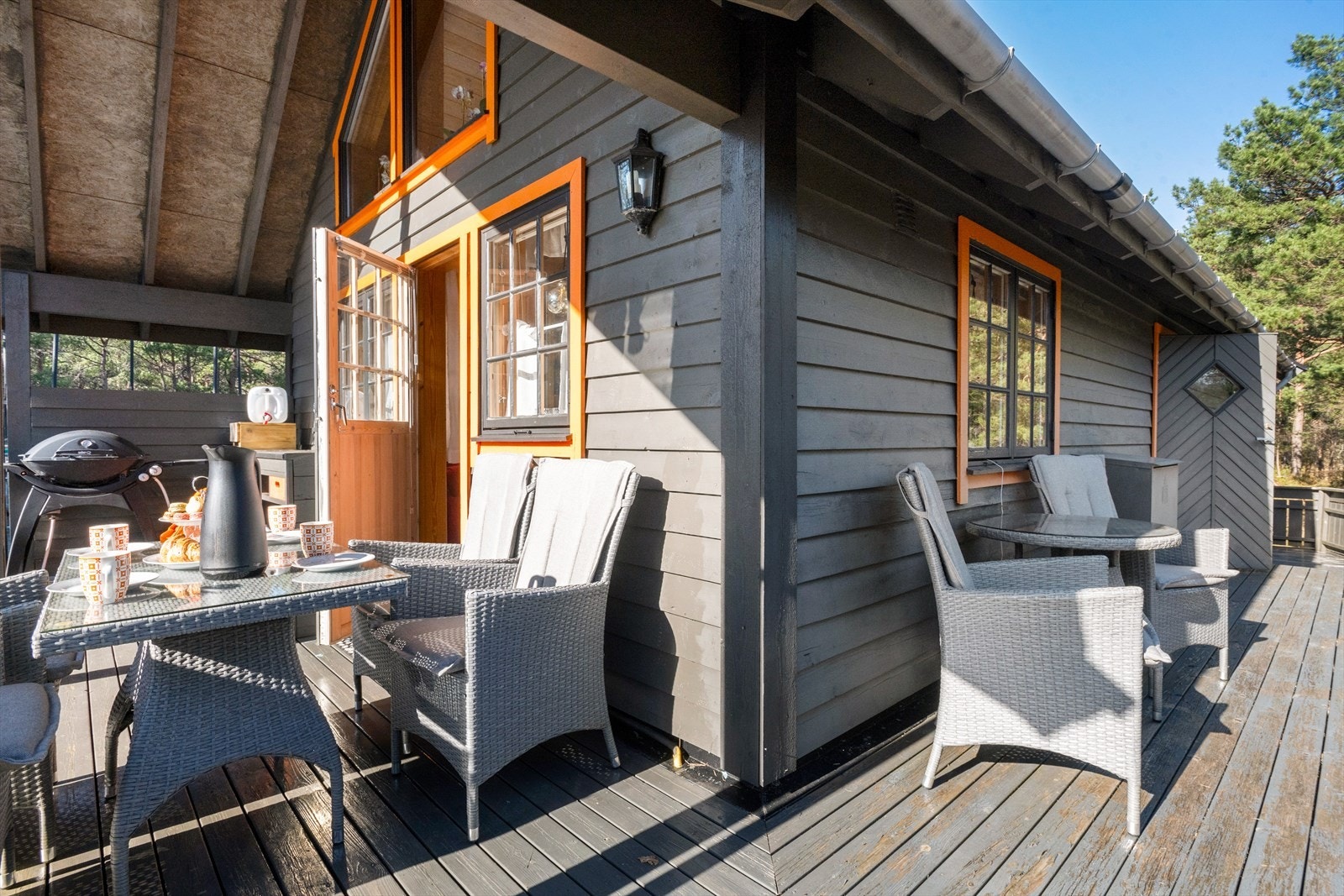 Ved redskapsboden er det montert bensindrevet aggregat som fungerer som strømforsyning til fritidseiendommen. I tillegg er det plassert gassskap ved inngangspartiet med trekt ledning frem til utekjøkkenet. Galleribilde