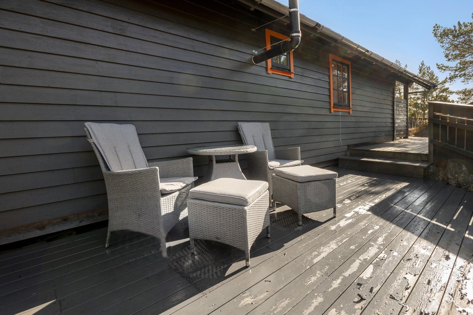 Ca. 15 min. kjøretur til Eikefjord sentrum. Her har du tilgang til dagligvareforretning Spar, selvbetjent bensinstasjon, badestrand, volleyballbane og badstu ved sjøen. I tillegg er det flere flotte turstier å velge mellom i området Galleribilde