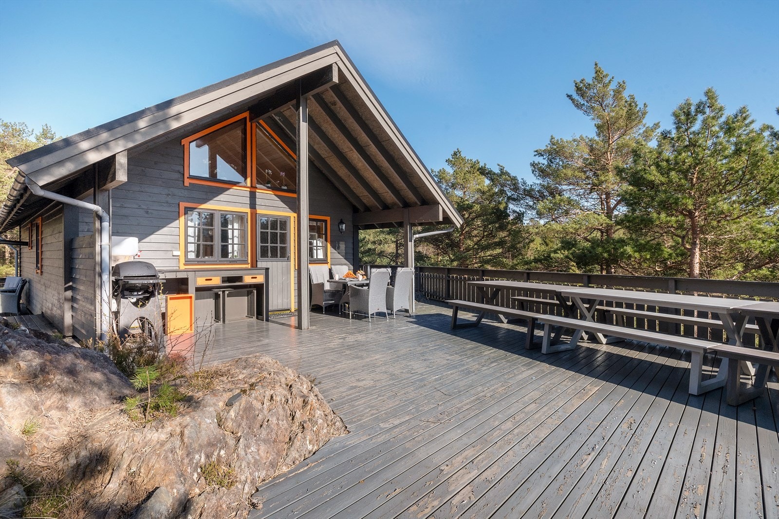Her får du flotte solforhold som kommer godt med den store terrassen som strekker seg rundt hele hytten. Fra eiendommen er det ca. 600 m gange fra hytten til båtfeste som ligger i Nordre Vågen. Galleribilde