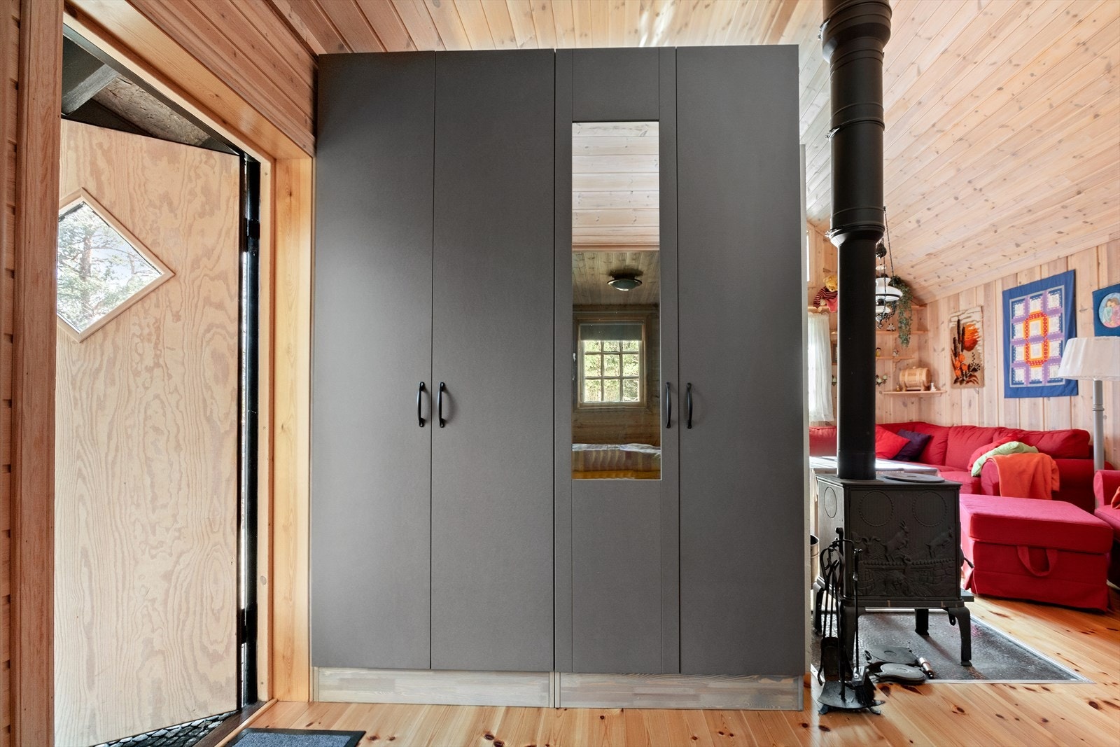 I entrè er det plassbygget oppbevaringsskap som medfølger Galleribilde