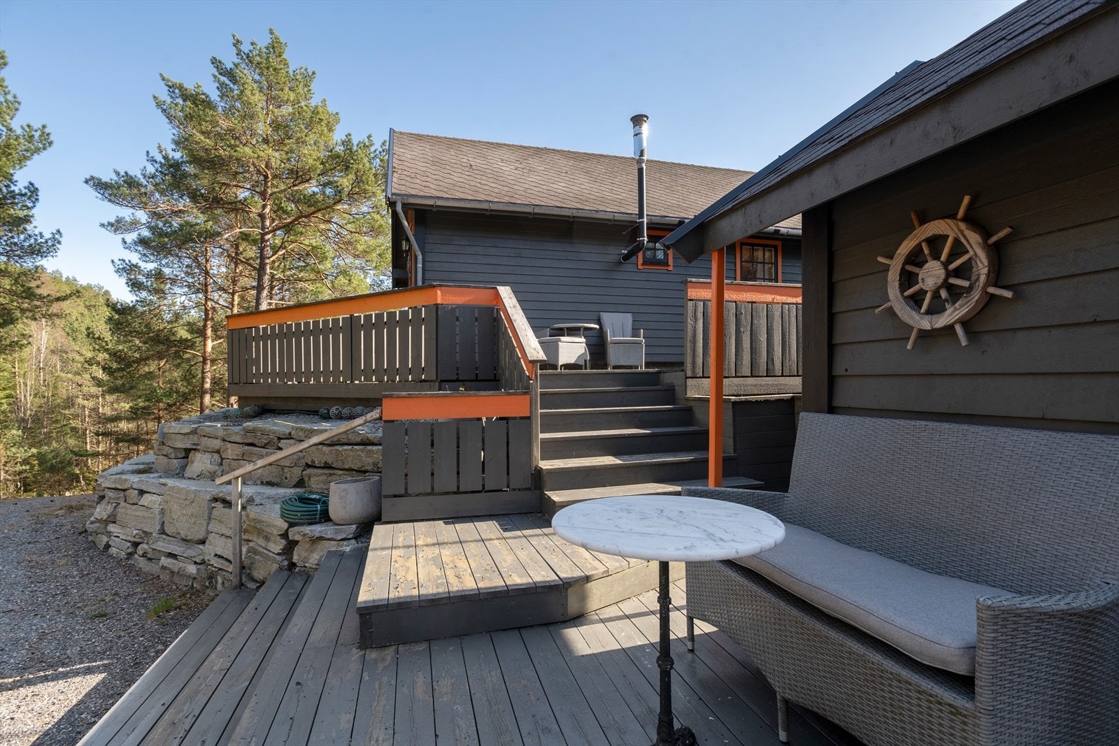 Fra fylkesveien er det skogsbilvei helt frem hvor du har anledning å parkerer bilen like ved Galleribilde