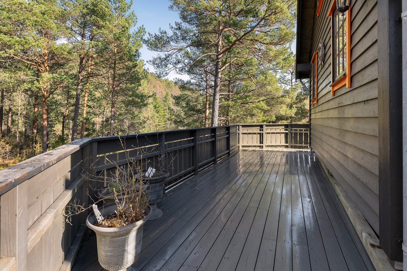 Fritidseiendommen er bygget i 2005 og er oppmålt 42 m². Det er hems, men pga. takhøyde er ikke dette medtatt i arealet. Galleribilde