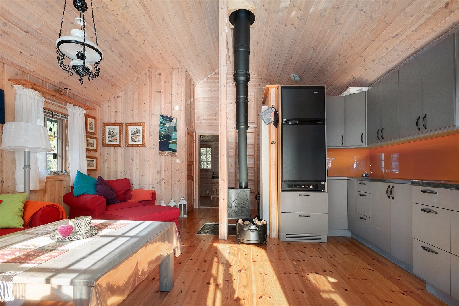 Kjøkken er utstyrt med gassdrevet kjøleskap m/ frysedel og gassdrevet og platetopp, samt elektrisk stekevon. Det er nedfelt dobbelvask hvor det medfølger lokk som fungerer som skjærebrett og til utvidelse av benkeplass. Galleribilde