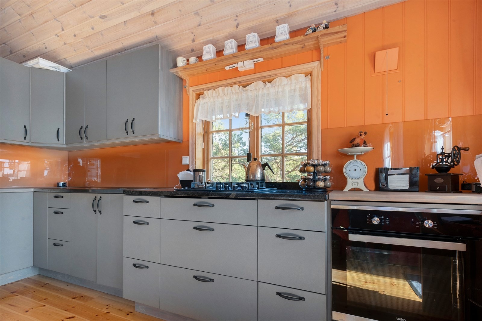 Norsk produsert kjøkken fra Spesial Design i Vevring. Flott furukjøkken med slette fronter og benkeplate i stein fra Værlandet ved koketopp og resterende benkeplate i furu. Galleribilde