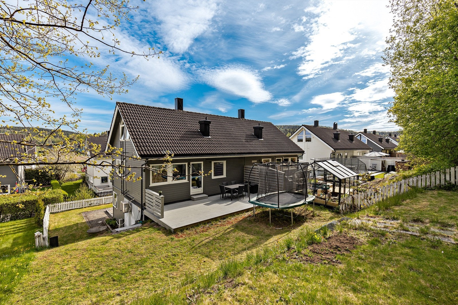 Hagen går langs boligens kortside. Galleribilde