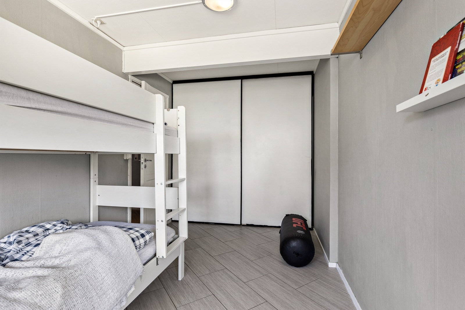 Her er det plass til seng, kontorpult og det er oppbevaringsplass i en skyvedørsgarderobe. Galleribilde