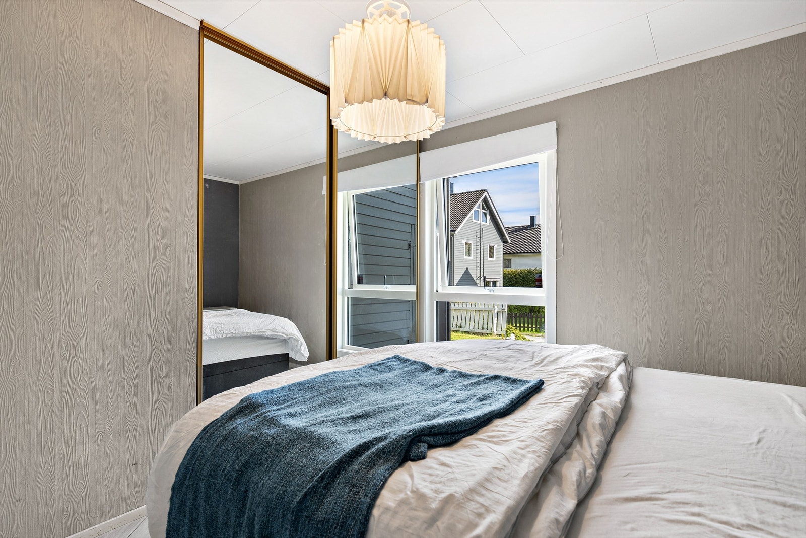 Det er også rikelig med oppbevaringsplass i en romslig skyvedørsgarderobe. Galleribilde