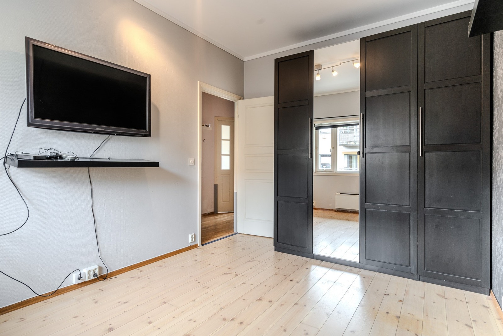 Soverom 1 med garderobe. Galleribilde