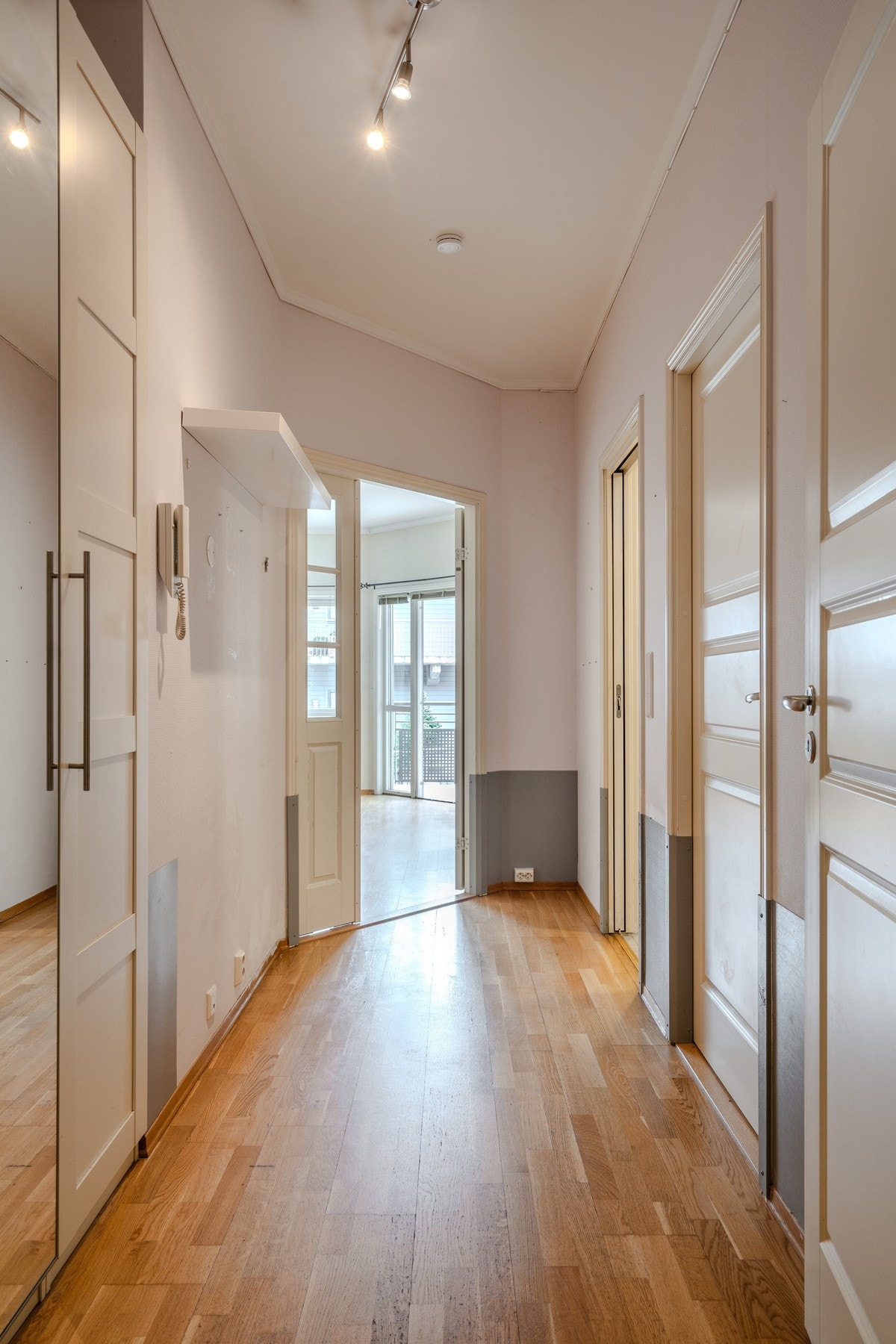 Velkommen inn.
Entrè/gang Galleribilde