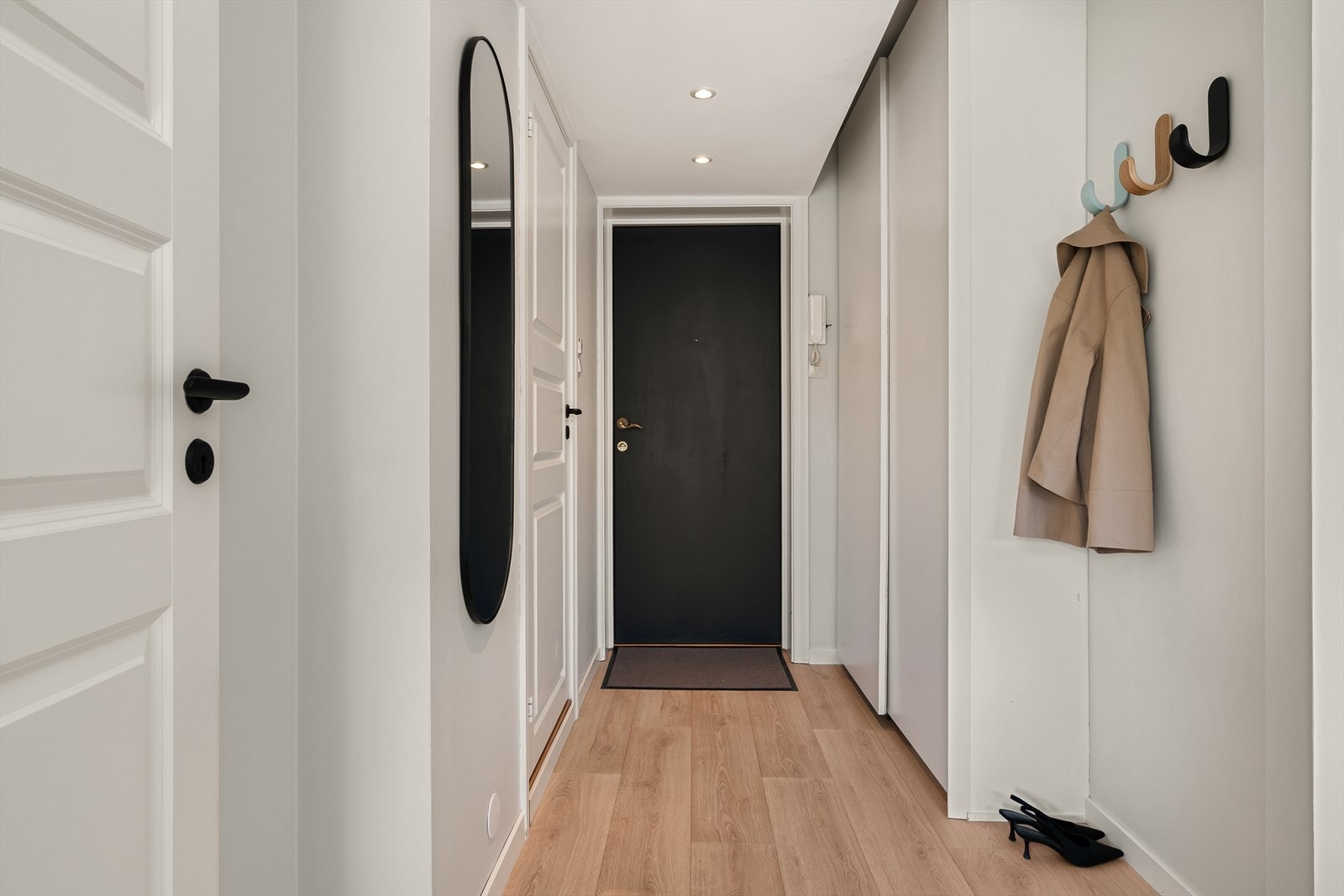 - Velkommen inn i en lys og innbydende entré på 4,2 m² - Galleribilde