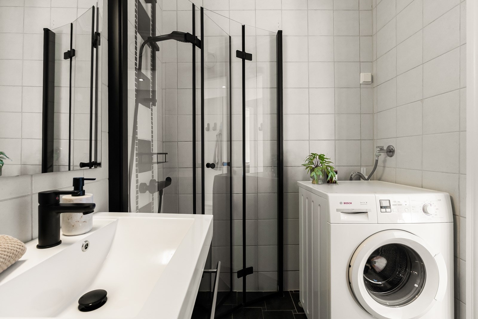 - Badet inneholder benkeskap med servant, dusjdører, gulvmontert toalett og opplegg for vaskemaskin. Vaskemaskin kan medfølge! - Galleribilde