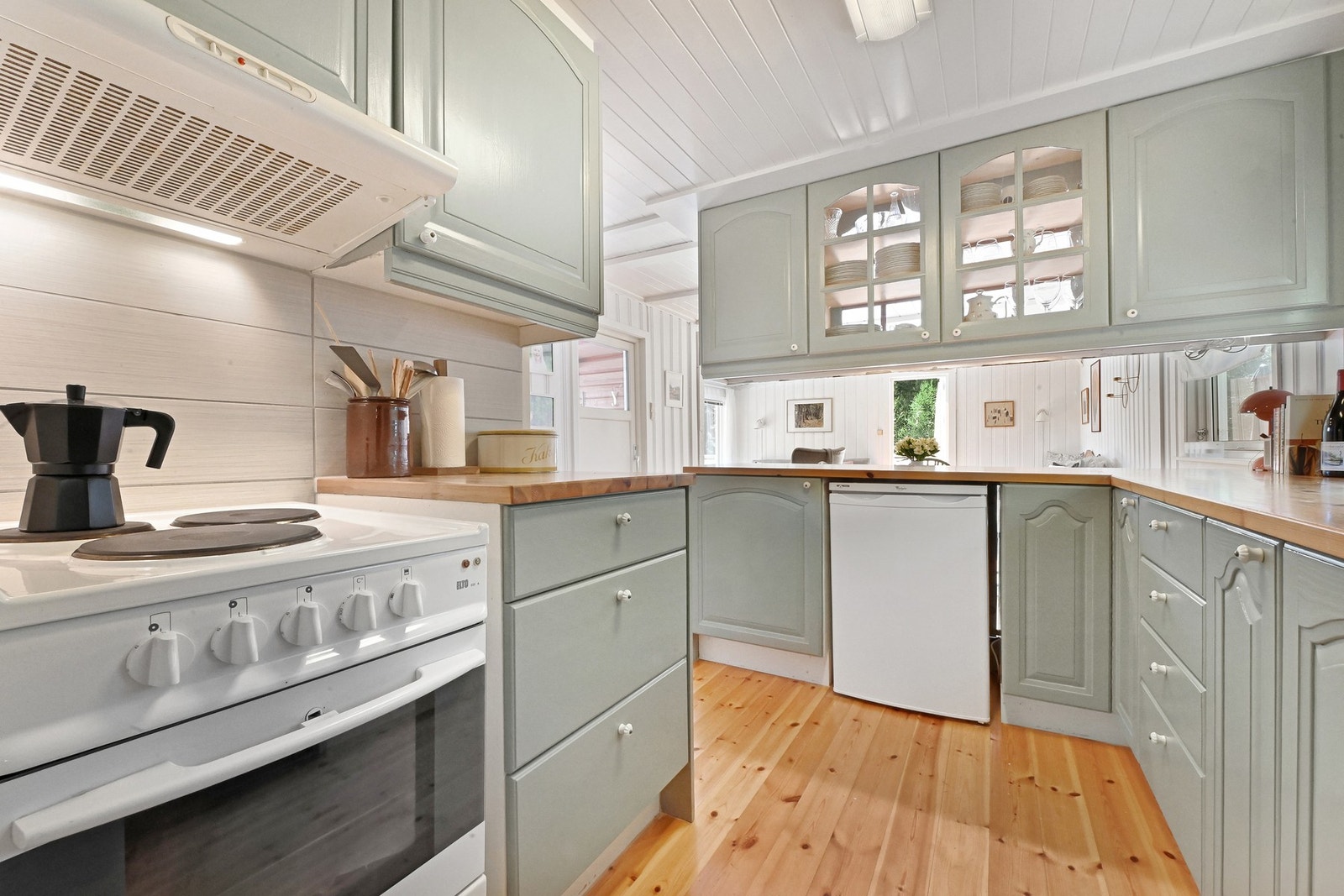 Kjøkkenet har en innredning med profilerte og malte fronter. Galleribilde