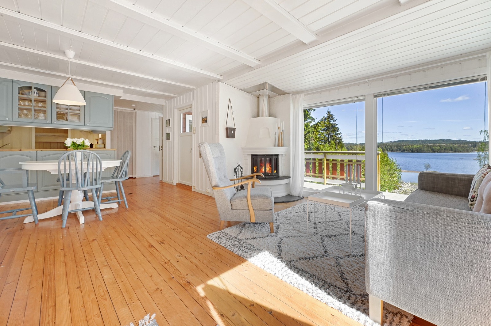 Det er installert en peis med støpejernsinnsats som gir en lun og behagelig varme på de kjøligere dagene Galleribilde