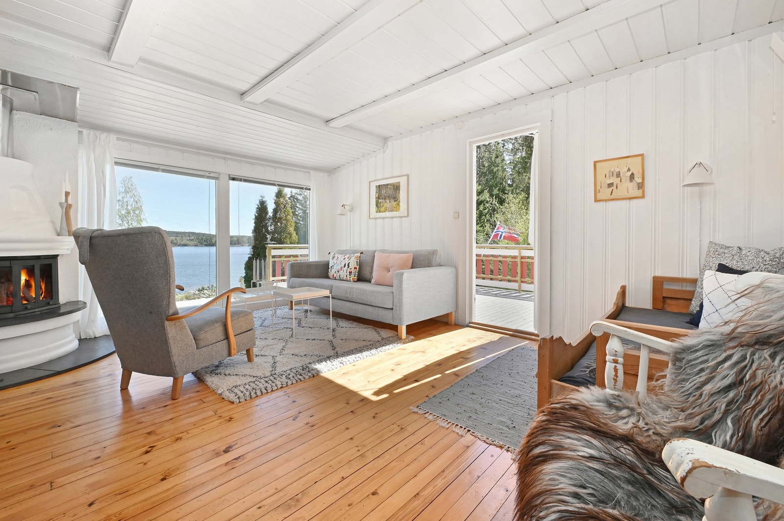 Fra stuen har man utgang til terrassen Galleribilde