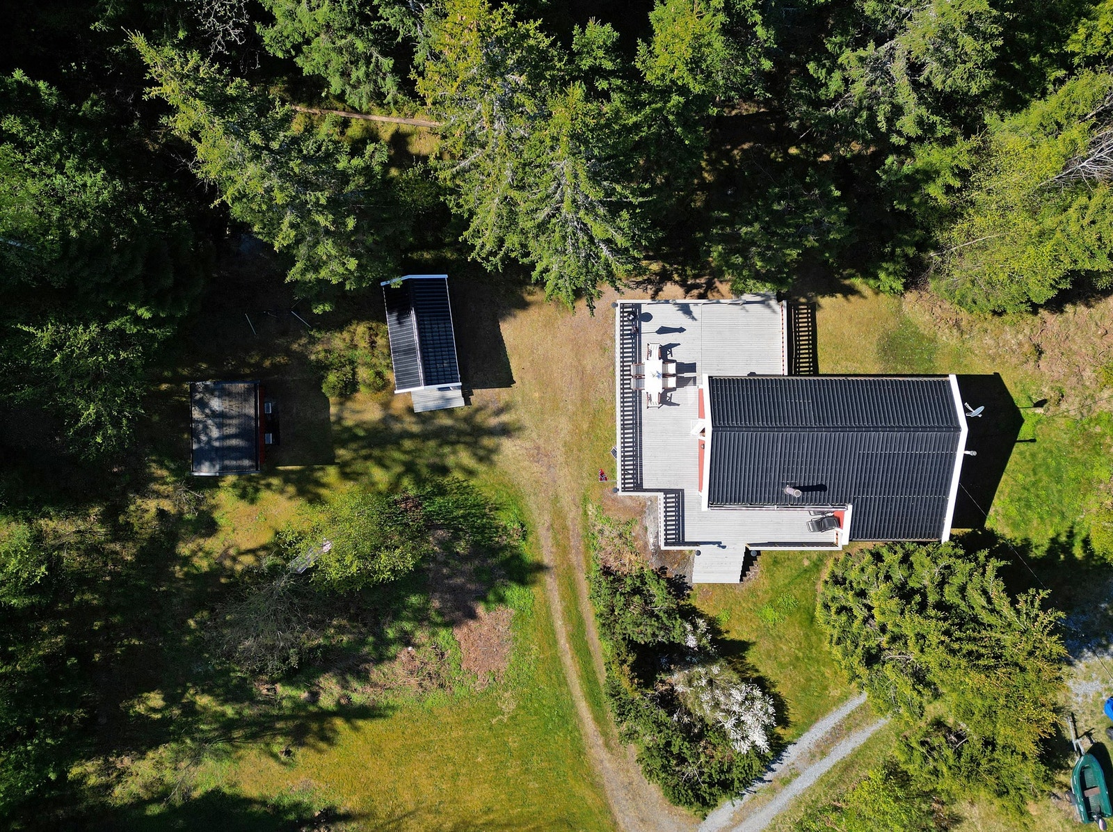 Tomten er pent opparbeidet og ligger usjenert til inntil skogkanten. Galleribilde