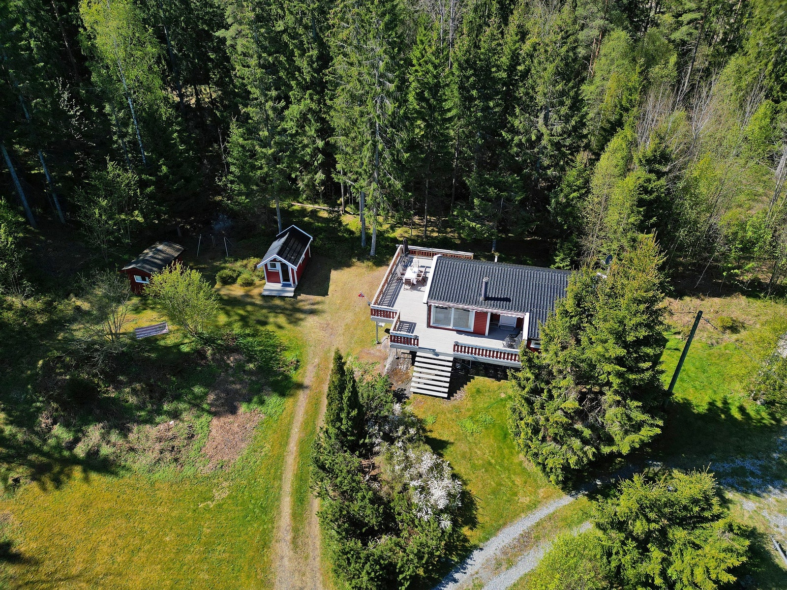 Rundt hytta er det en solrik terrasse på 72kvm! Galleribilde