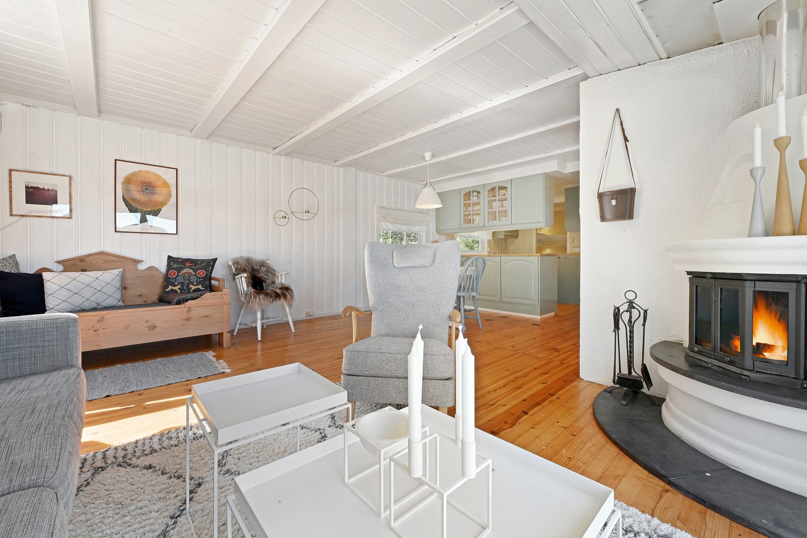 Hytta innehar en sjarmerende standard og en åpen stue- og kjøkkenløsning. Galleribilde