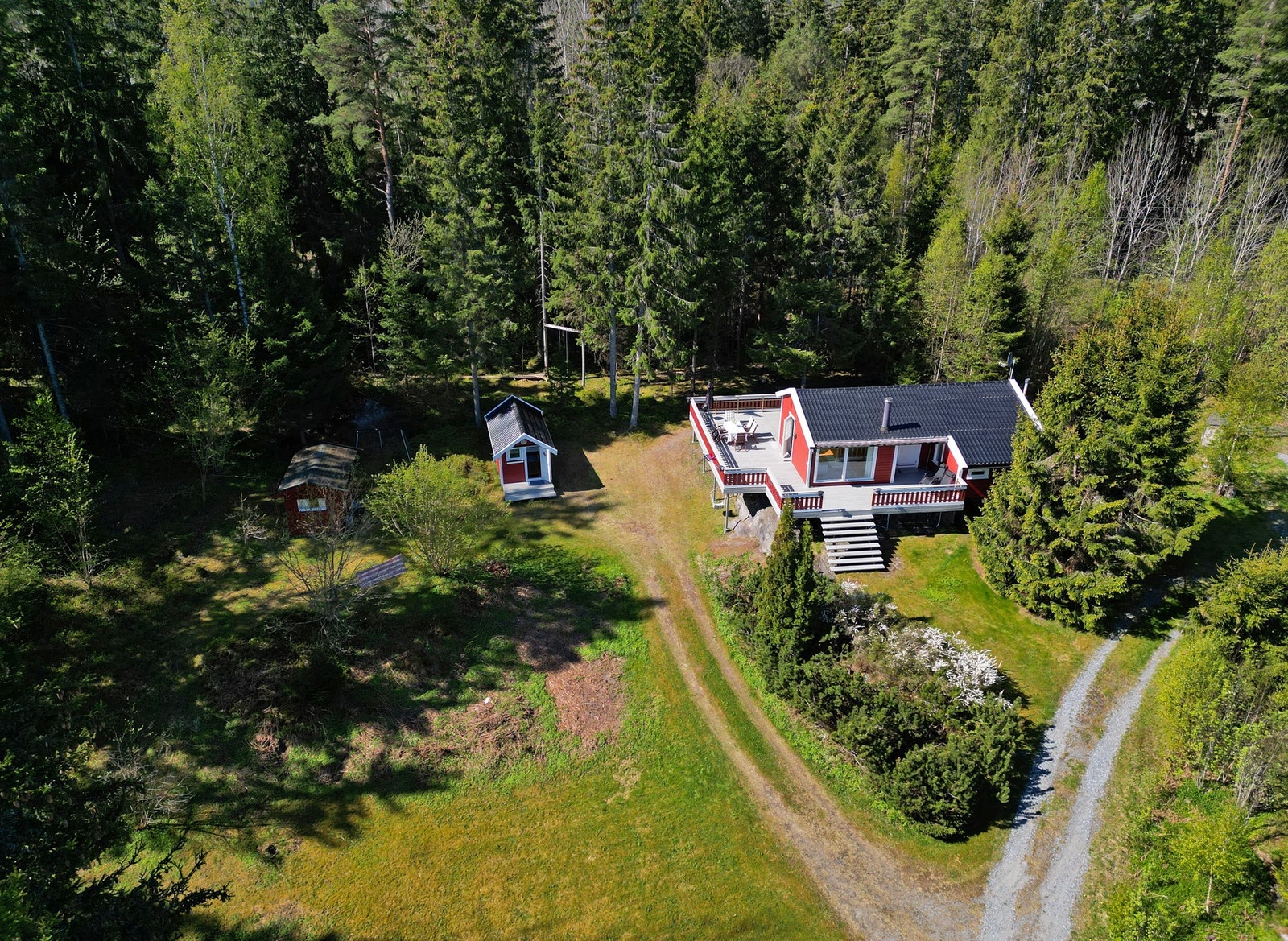 På tomten er det oppført et anneks på 9kvm og et uthus med utedo på 7kvm Galleribilde