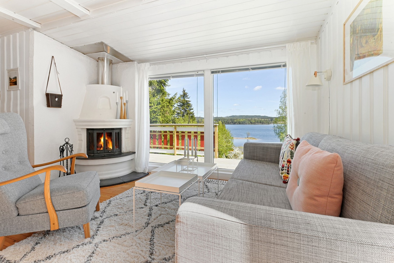 Eiendommen byr på en flott vestvendt utsikt over innsjøen med lang solgang! Galleribilde