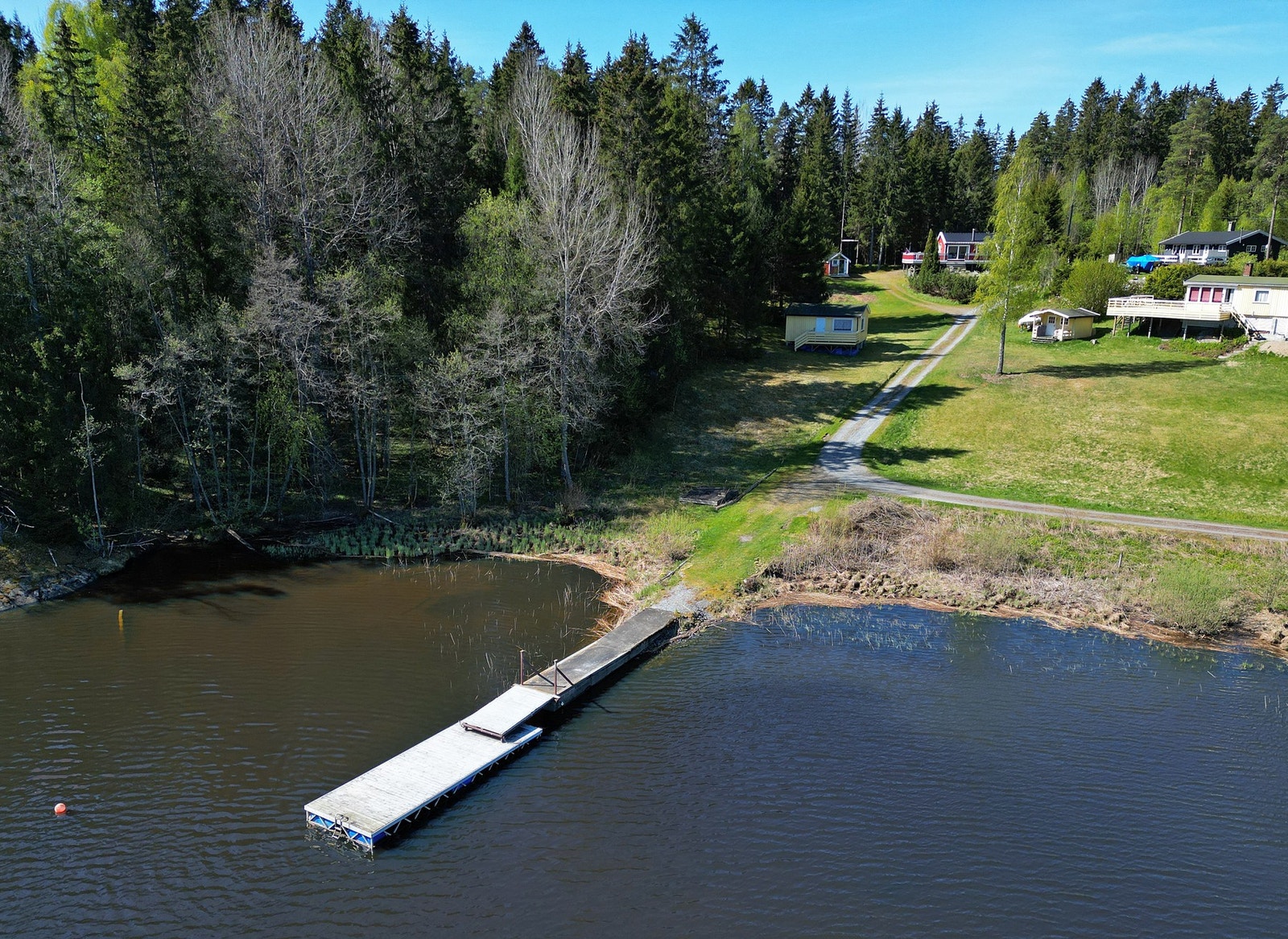 Her er det kort vei ned til egen brygge med gode bademuligheter! Galleribilde